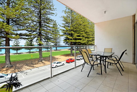 Breeze Beachfront Apartment - Accommodation in Brisbane 5