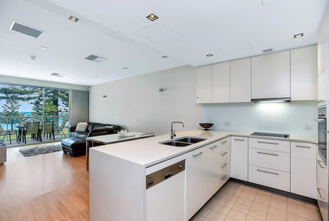 Breeze Beachfront Apartment - Accommodation in Brisbane 9