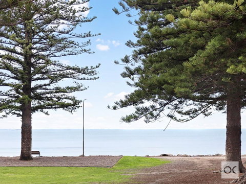 Breeze Beachfront Apartment - Accommodation in Brisbane 23