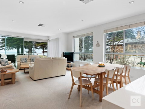 Breeze Beachfront Apartment - Accommodation in Brisbane 19