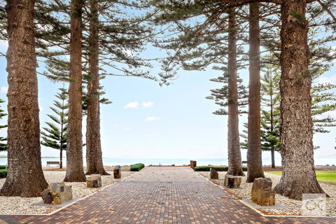 Breeze Beachfront Apartment - Accommodation in Brisbane 42