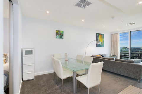 Beachside Luxury & Comfort, Ocean Views In Glenelg - Accommodation in Brisbane 11