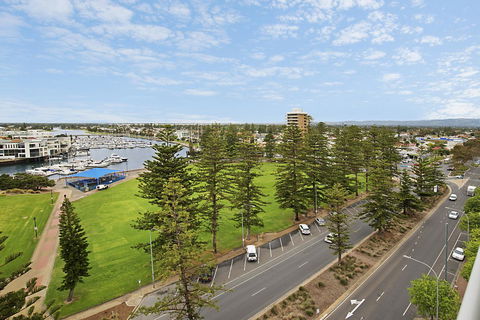 Beachside Luxury & Comfort, Ocean Views In Glenelg - Accommodation in Brisbane 24