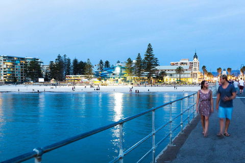 Beachside Luxury & Comfort, Ocean Views In Glenelg - Accommodation in Brisbane 33