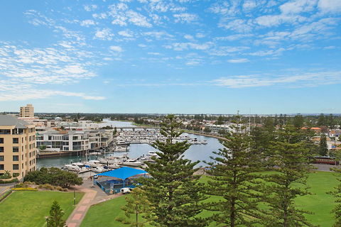 Beachside Luxury & Comfort, Ocean Views In Glenelg - Accommodation in Brisbane 4