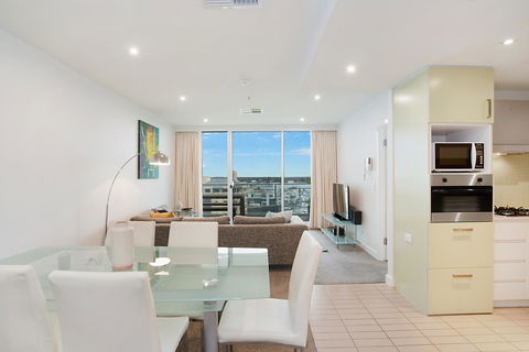 Beachside Luxury & Comfort, Ocean Views In Glenelg - Accommodation in Brisbane 7