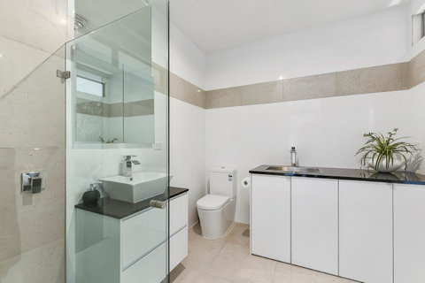 KENNEDY EXECUTIVE TOWNHOUSE - Accommodation in Brisbane 5