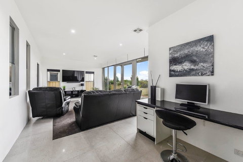 KENNEDY EXECUTIVE TOWNHOUSE - Accommodation in Brisbane 16