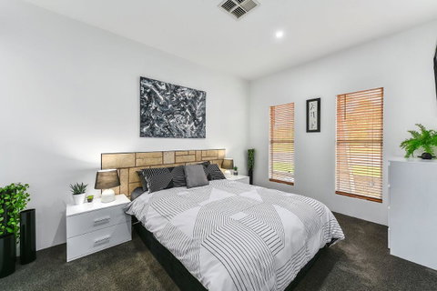 KENNEDY EXECUTIVE TOWNHOUSE - Accommodation in Brisbane 4