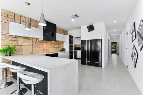 KENNEDY EXECUTIVE TOWNHOUSE - Accommodation in Brisbane 6
