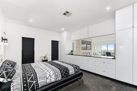 KENNEDY EXECUTIVE TOWNHOUSE - Accommodation in Brisbane 11