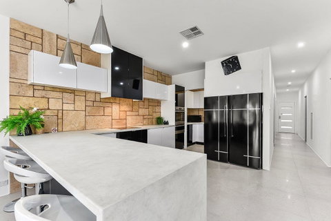 KENNEDY EXECUTIVE TOWNHOUSE - Accommodation in Brisbane 12