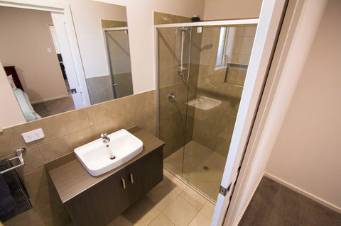 Serene Shores - Accommodation in Brisbane 11