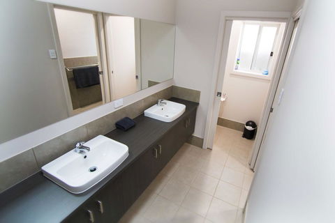 Serene Shores - Accommodation in Brisbane 8