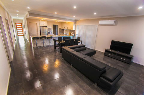 Serene Shores - Accommodation in Brisbane 2