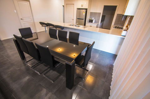 Serene Shores - Accommodation in Brisbane 3