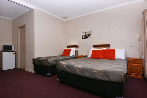 Motel Poinsettia - Accommodation in Brisbane 4