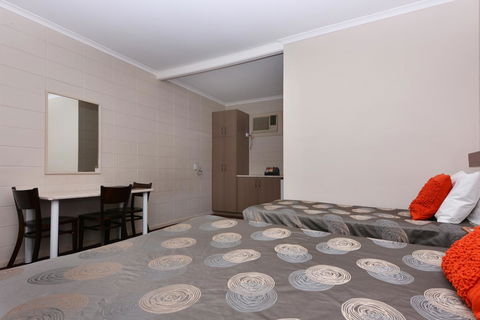 Motel Poinsettia - Accommodation in Brisbane 18