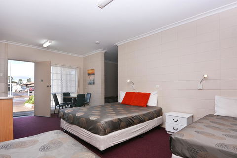 Motel Poinsettia - Accommodation in Brisbane 21