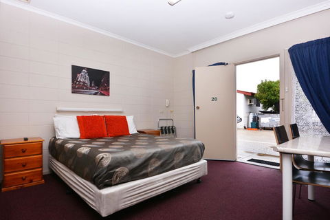 Motel Poinsettia - Accommodation in Brisbane 3
