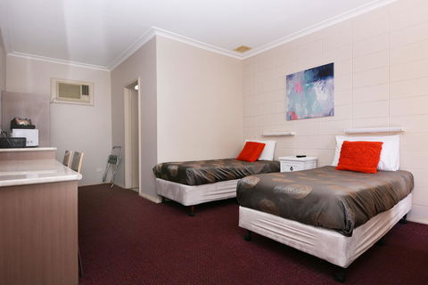 Motel Poinsettia - Accommodation in Brisbane 5