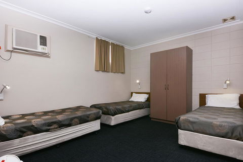 Motel Poinsettia - Accommodation in Brisbane 23