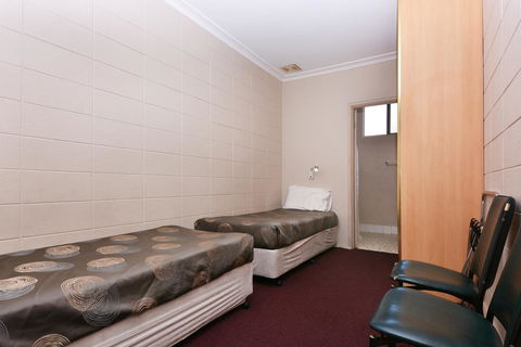 Motel Poinsettia - Accommodation in Brisbane 22