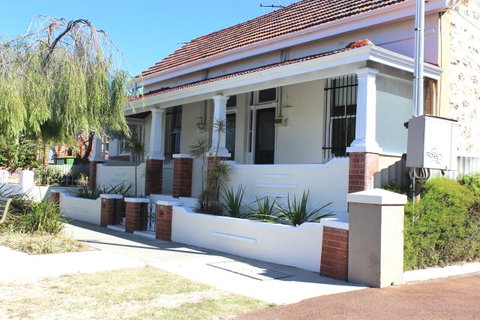 Captain\'s Heritage Cottage - Central Fremantle 2 Bedroom Historic Cottage - Accommodation in Brisbane 0