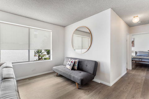 Laman Lodge, Unit 2, 15 Laman Street - Accommodation in Brisbane 4