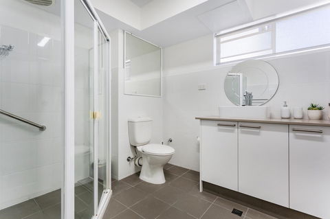 Laman Lodge, Unit 2, 15 Laman Street - Accommodation in Brisbane 11