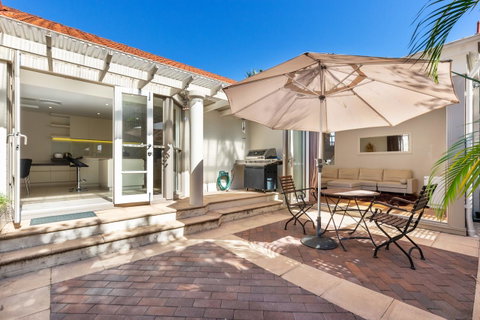Kensington Self-Contained Modern House (89BROM) - Accommodation in Brisbane 2