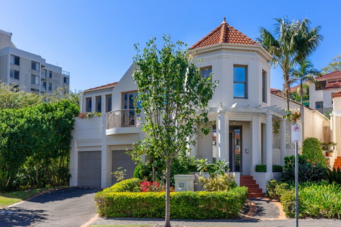 Kensington Self-Contained Modern House (89BROM) - Accommodation in Brisbane 0
