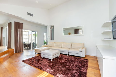 Kensington Self-Contained Modern House (89BROM) - Accommodation in Brisbane 16