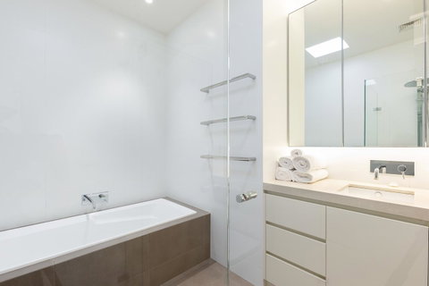 Kensington Self-Contained Modern House (89BROM) - Accommodation in Brisbane 7