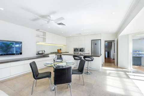 Kensington Self-Contained Modern House (89BROM) - Accommodation in Brisbane 5