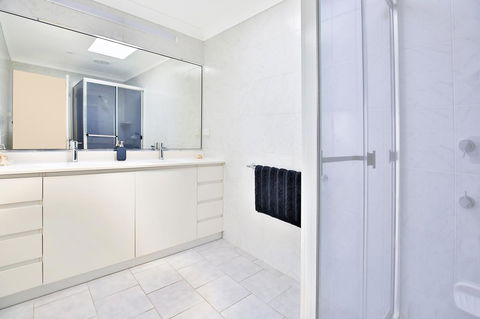 Neptune I Absolute Beachfront I Stunning Views - Accommodation in Brisbane 20