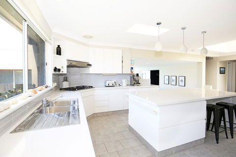 Neptune I Absolute Beachfront I Stunning Views - Accommodation in Brisbane 8