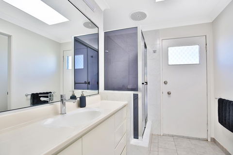Neptune I Absolute Beachfront I Stunning Views - Accommodation in Brisbane 19