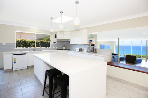 Neptune I Absolute Beachfront I Stunning Views - Accommodation in Brisbane 10