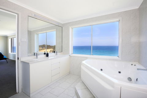 Neptune I Absolute Beachfront I Stunning Views - Accommodation in Brisbane 18