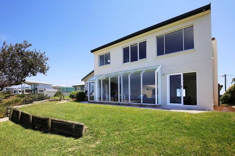 Neptune I Absolute Beachfront I Stunning Views - Accommodation in Brisbane 26