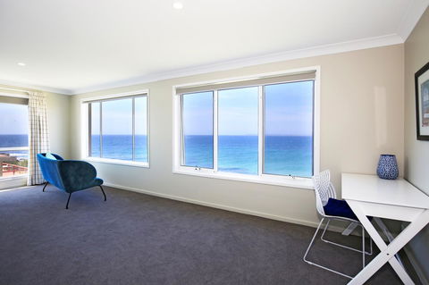 Neptune I Absolute Beachfront I Stunning Views - Accommodation in Brisbane 12