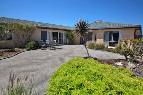 Neptune I Absolute Beachfront I Stunning Views - Accommodation in Brisbane 30