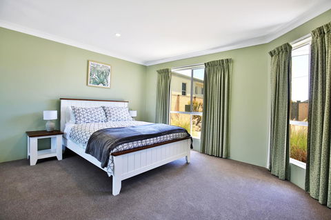 Neptune I Absolute Beachfront I Stunning Views - Accommodation in Brisbane 15