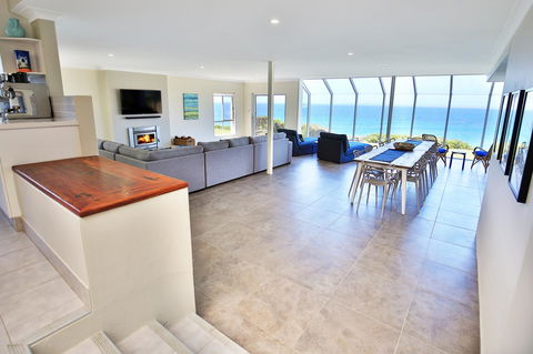 Neptune I Absolute Beachfront I Stunning Views - Accommodation in Brisbane 2