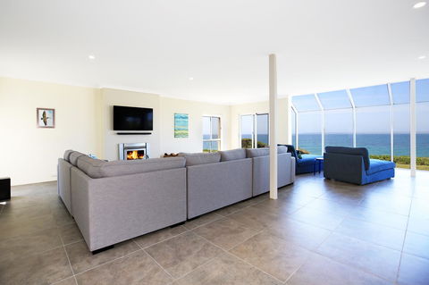Neptune I Absolute Beachfront I Stunning Views - Accommodation in Brisbane 3