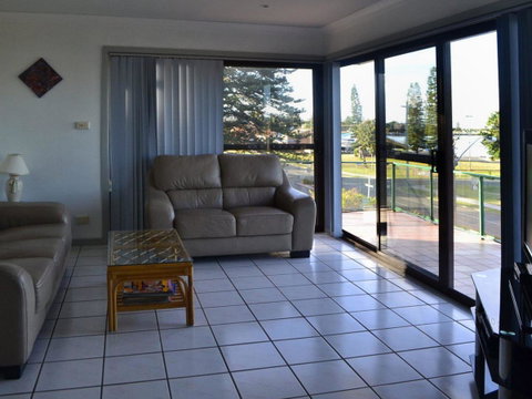 Oxley 8 At Tuncurry - Accommodation in Brisbane 0