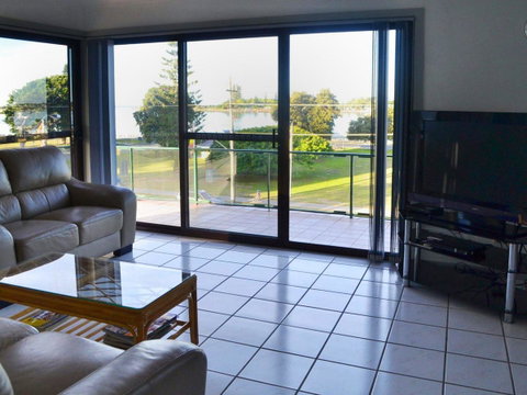 Oxley 8 At Tuncurry - Accommodation in Brisbane 5