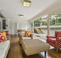 Summery spacious 4 bed home in Kurraba Point - Accommodation in Brisbane