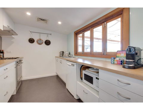 Spacious Cottage With Views, 10 Mins From The City - Accommodation in Brisbane 3